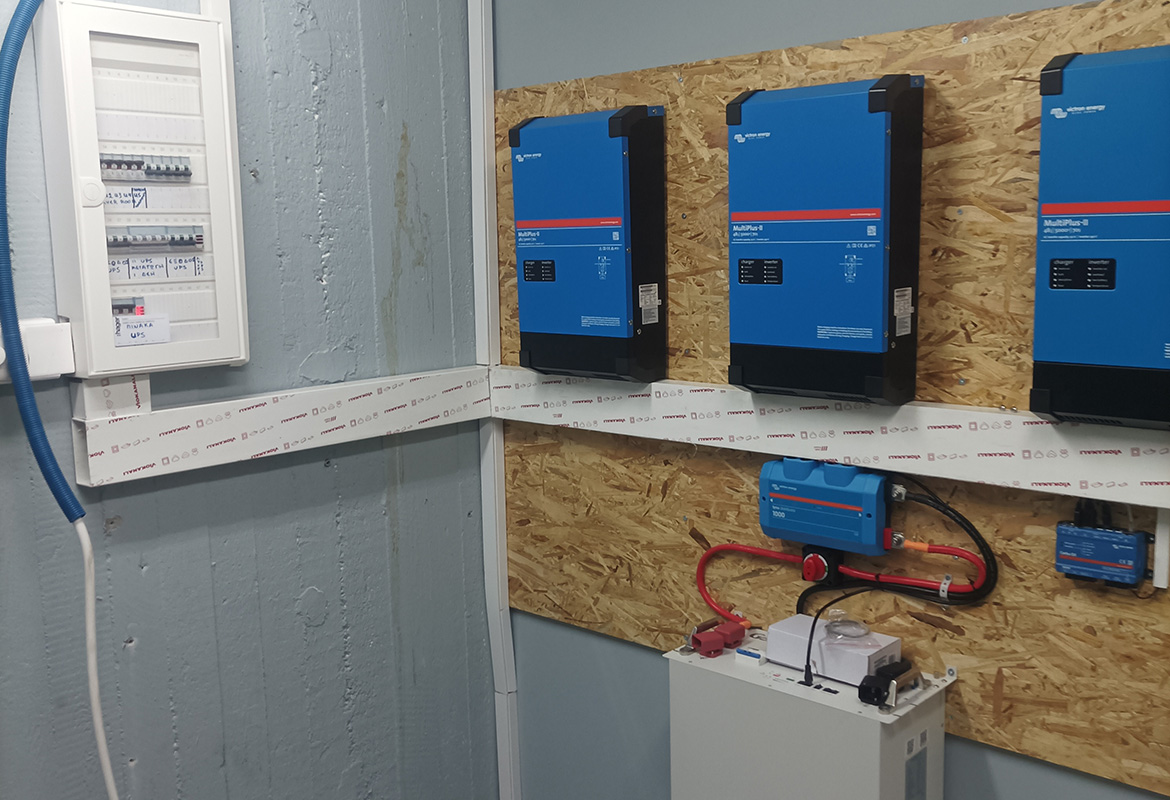 Κεντρικό UPS σε computer room τεχνικής εταιρείας στη Ρόδο